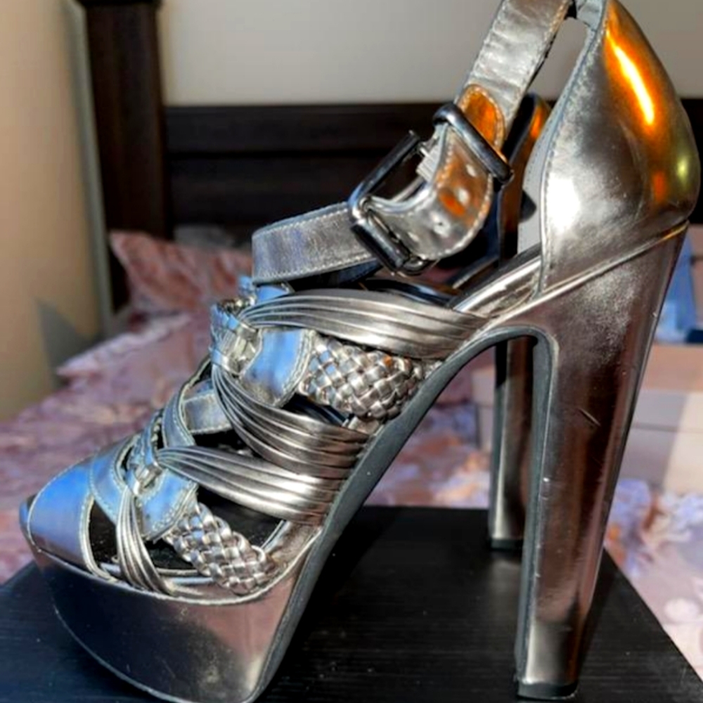 Jessica Simpson Metallic Platform heels